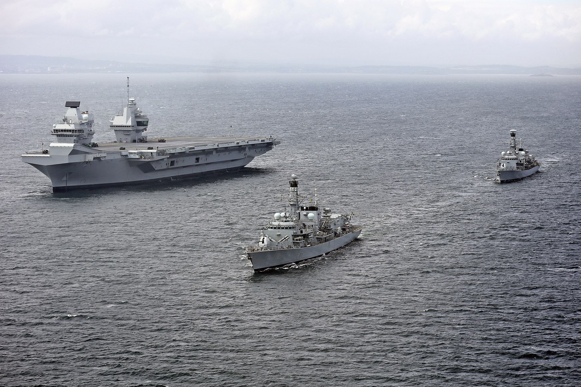 Royal Navy HMS_Queen_Elizabeth_(R08)_underway_during_trials_with_HMS_Sutherland_(F81)_and_HMS_Iron_Duke_(F234)_on_28_June_2017_(45162784)