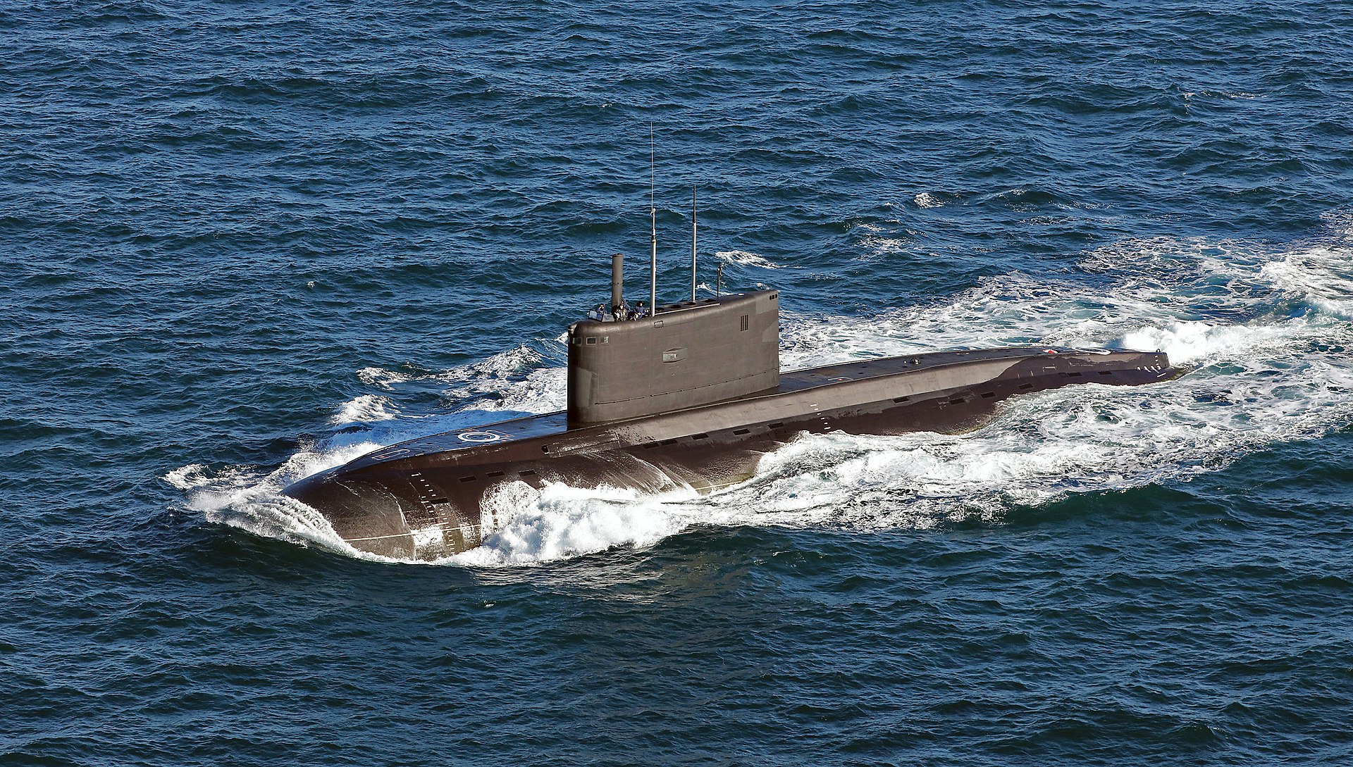 TÀU NGẦM Kilo 1920px-Kilo-Class_Russian_Submarine_MOD_45165129